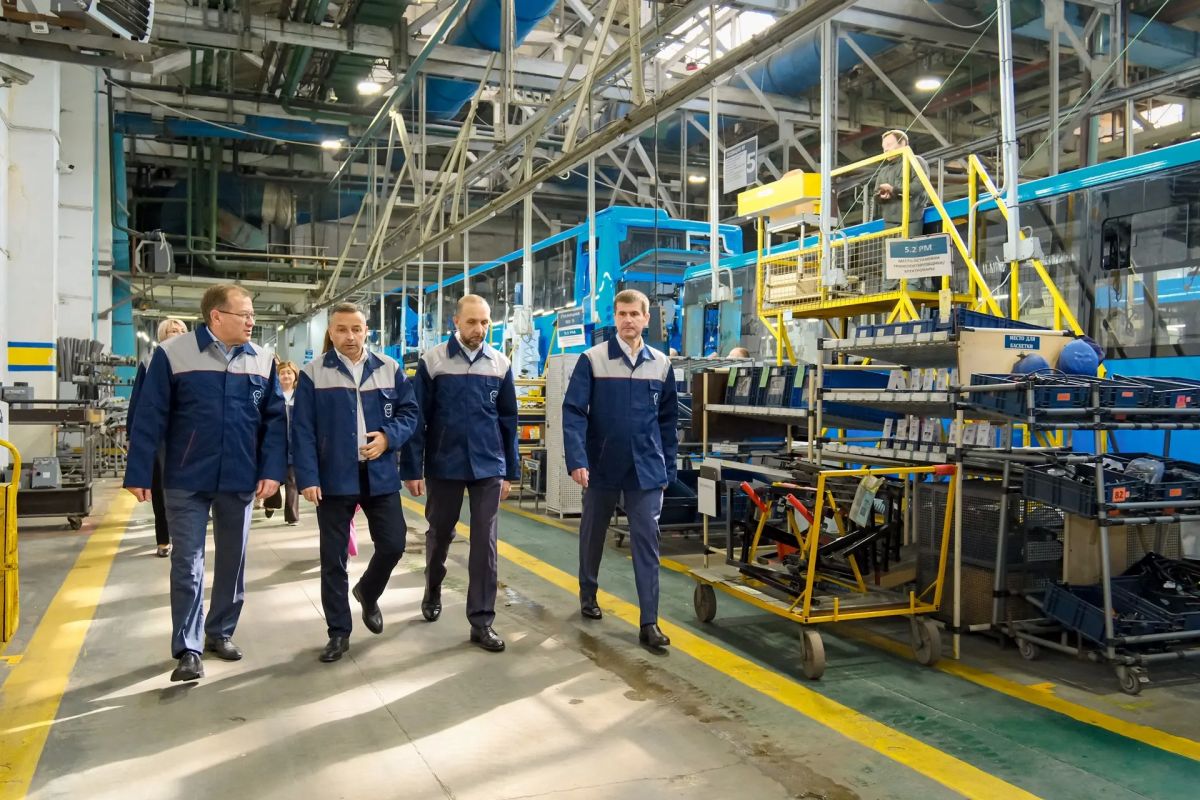После встречи с главой округа Русланом Заголовацким и депутатом Московской областной Думы Эдуардом Живцовым в новеньком электробусе отправились на экскурсию по цехам Ликинского автобусного завода После встречи с главой округа Русланом Заголовацким и депутатом Московской областной Думы Эдуардом Живцовым в новеньком электробусе отправились на экскурсию по цехам Ликинского автобусного завода