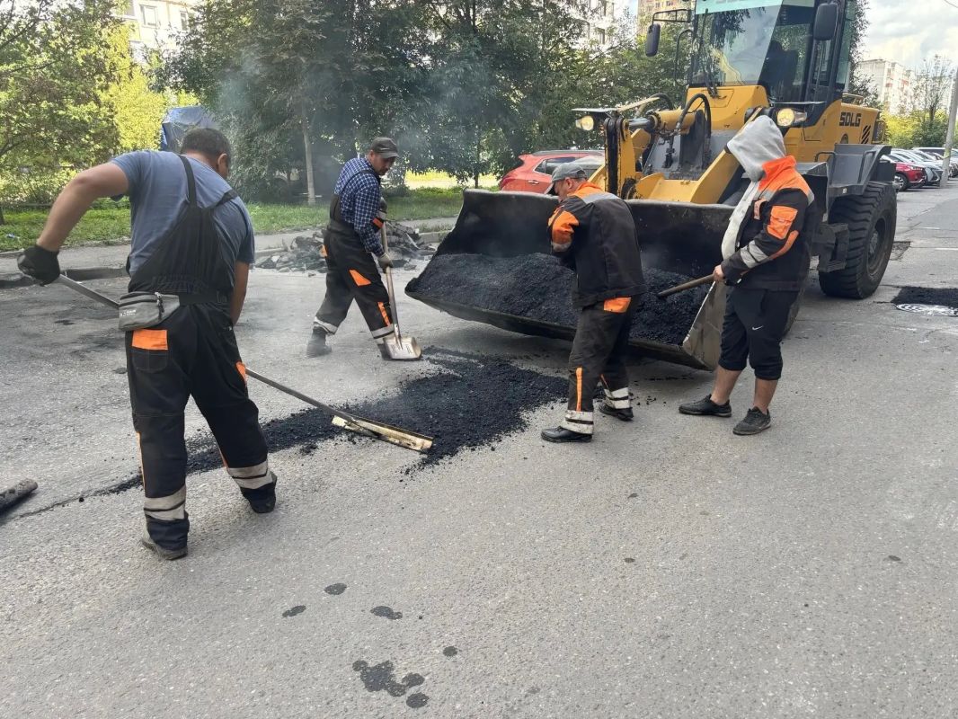 За выходные дни сотрудники городского предприятия «Автобытдор» провели ямочный ремонт на дорогах и дворовых проездах по следующим адресам: За выходные дни сотрудники городского предприятия «Автобытдор» провели ямочный ремонт на дорогах и дворовых проездах по следующим адресам: