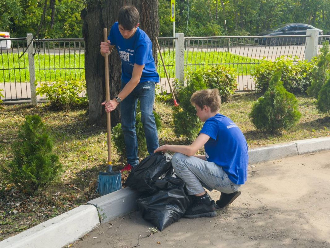 В преддверии нового учебного года и Дня знаний молодогвардейцы В преддверии нового учебного года и Дня знаний молодогвардейцы