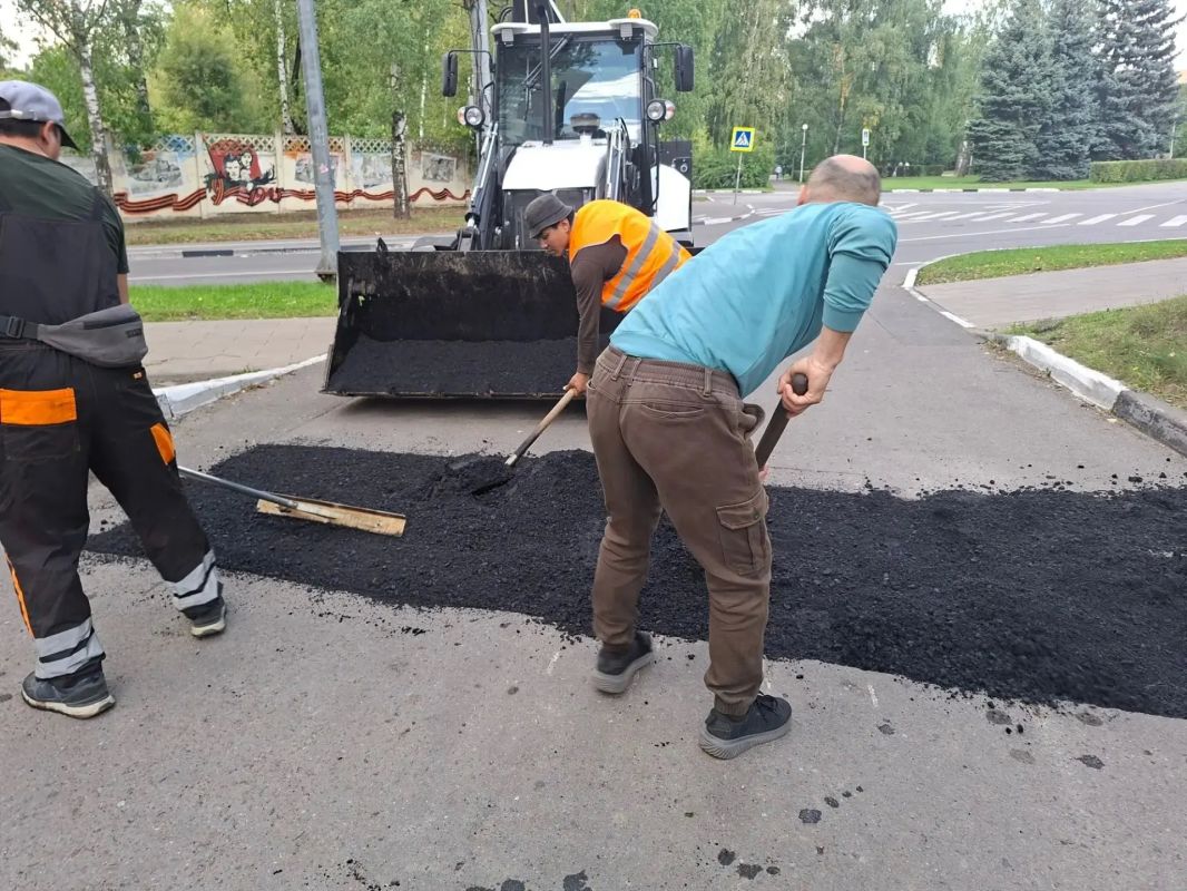 За выходные дни сотрудники городского предприятия «Автобытдор» провели ямочный ремонт на дорогах и дворовых проездах по следующим адресам: За выходные дни сотрудники городского предприятия «Автобытдор» провели ямочный ремонт на дорогах и дворовых проездах по следующим адресам: