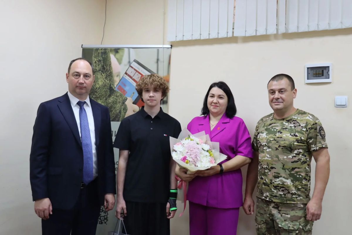 В Ступино поздравили сына погибшего героя с днем рождения В Ступино поздравили сына погибшего героя с днем рождения