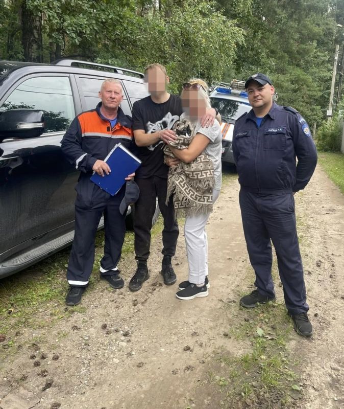 Мужчина полез на сосну спасать забравшегося туда кота, но застрял сам Мужчина полез на сосну спасать забравшегося туда кота, но застрял сам