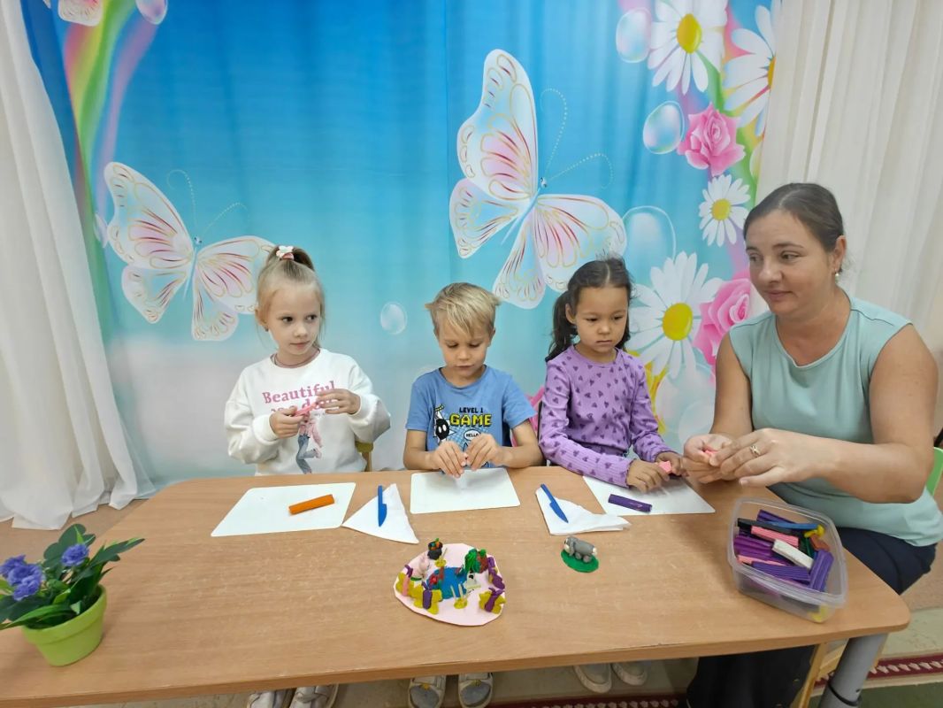 Пусть всегда будет солнце: в Долгопрудном дети сделали «Пластилиновое лето» Пусть всегда будет солнце: в Долгопрудном дети сделали «Пластилиновое лето»