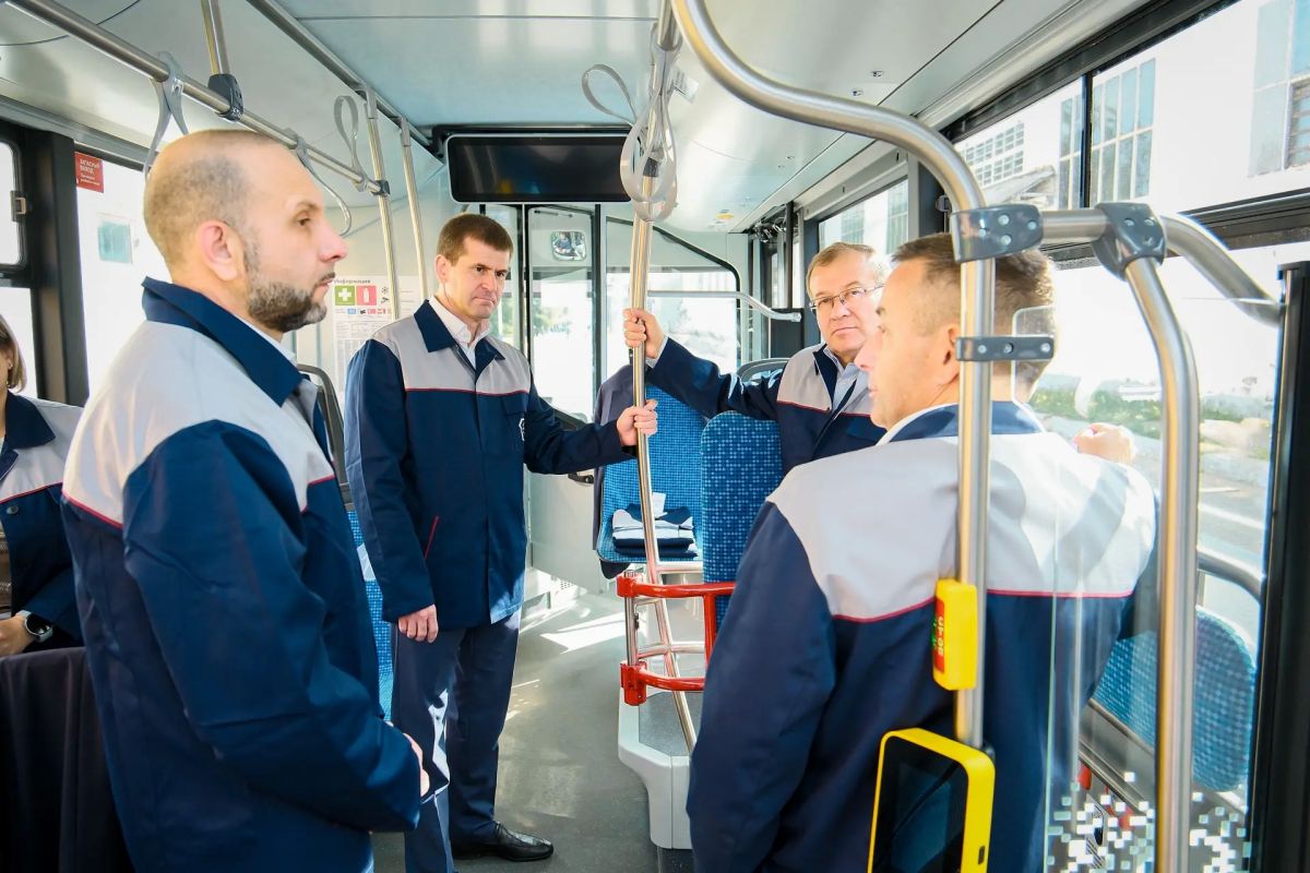 После встречи с главой округа Русланом Заголовацким и депутатом Московской областной Думы Эдуардом Живцовым в новеньком электробусе отправились на экскурсию по цехам Ликинского автобусного завода