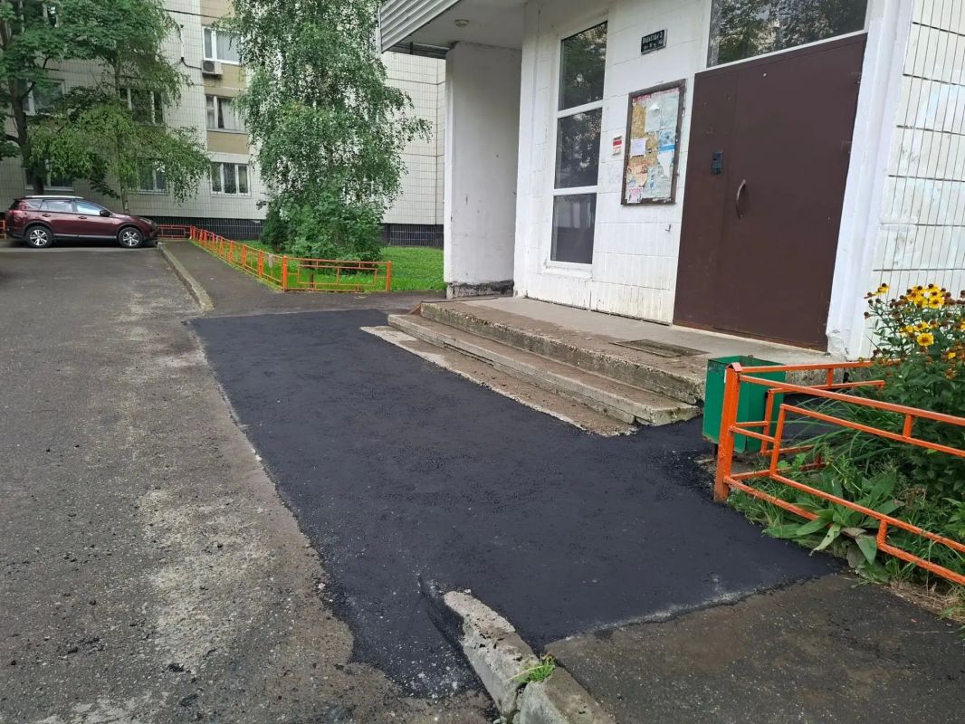 За выходные дни сотрудники городского предприятия «Автобытдор» провели ямочный ремонт на дорогах и дворовых проездах по следующим адресам: За выходные дни сотрудники городского предприятия «Автобытдор» провели ямочный ремонт на дорогах и дворовых проездах по следующим адресам: