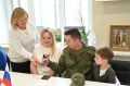 Для адресной и своевременной помощи на регулярной основе проходят встречи с военнослужащими и их семьями в Едином центре поддержки