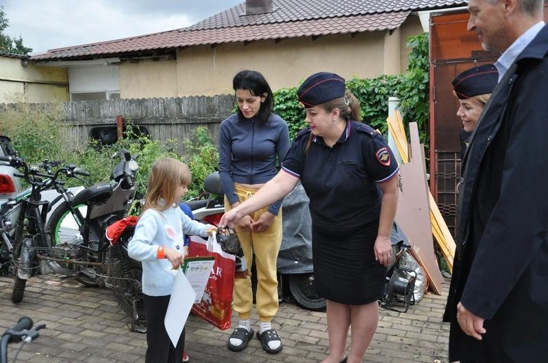 В Подольске полицейские и общественник присоединились к акции «Помоги пойти учиться» В Подольске полицейские и общественник присоединились к акции «Помоги пойти учиться»