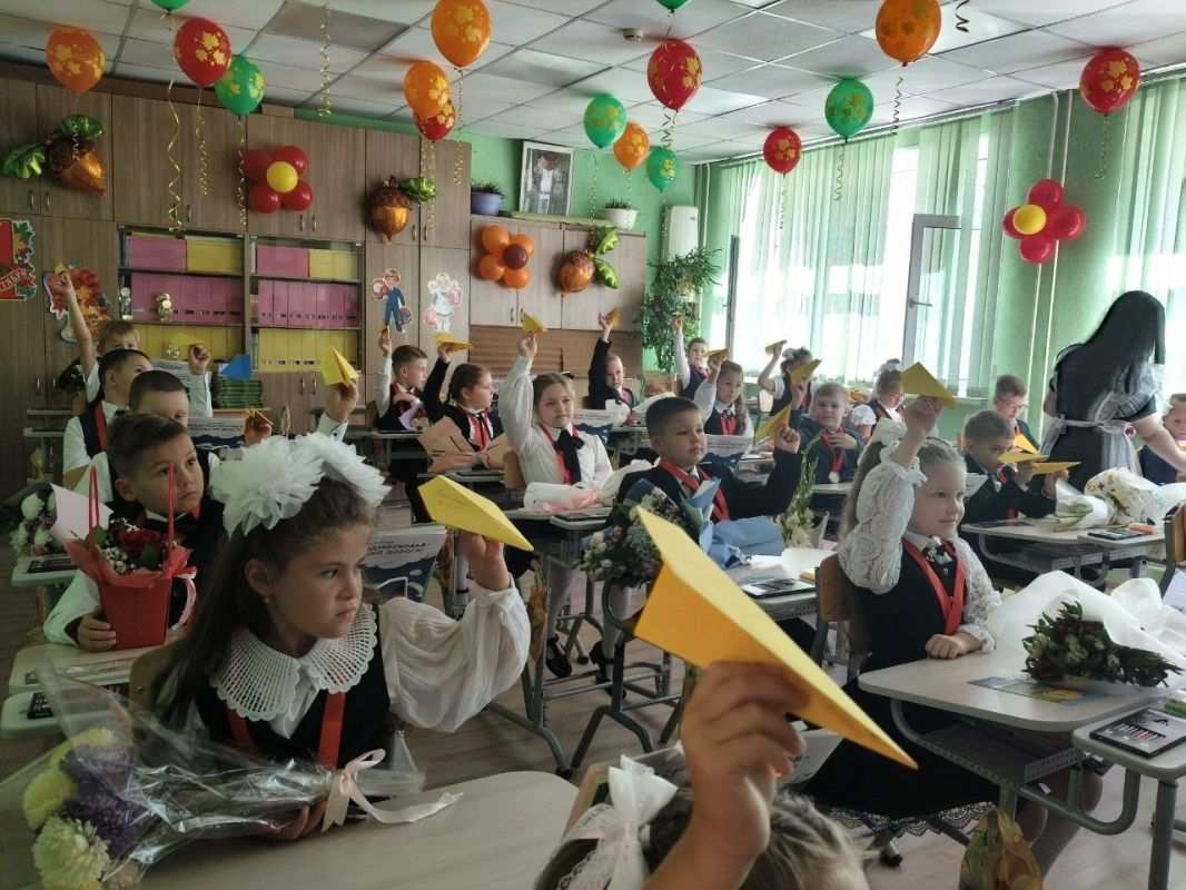 Первый звонок в школе № 29 имени Петра Забродина сегодня дала его внучкаодиннадцатиклассница Первый звонок в школе № 29 имени Петра Забродина сегодня дала его внучкаодиннадцатиклассница