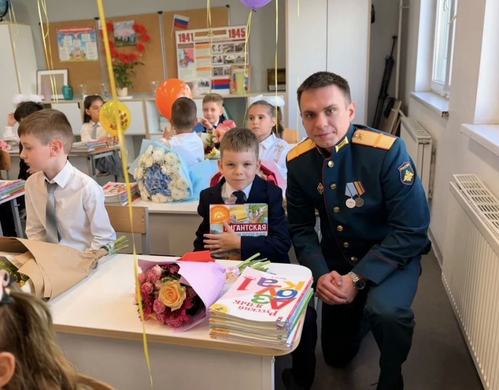 «В День знаний — быть рядом»: ветераны СВО проводили первоклассников в школы Химок «В День знаний — быть рядом»: ветераны СВО проводили первоклассников в школы Химок