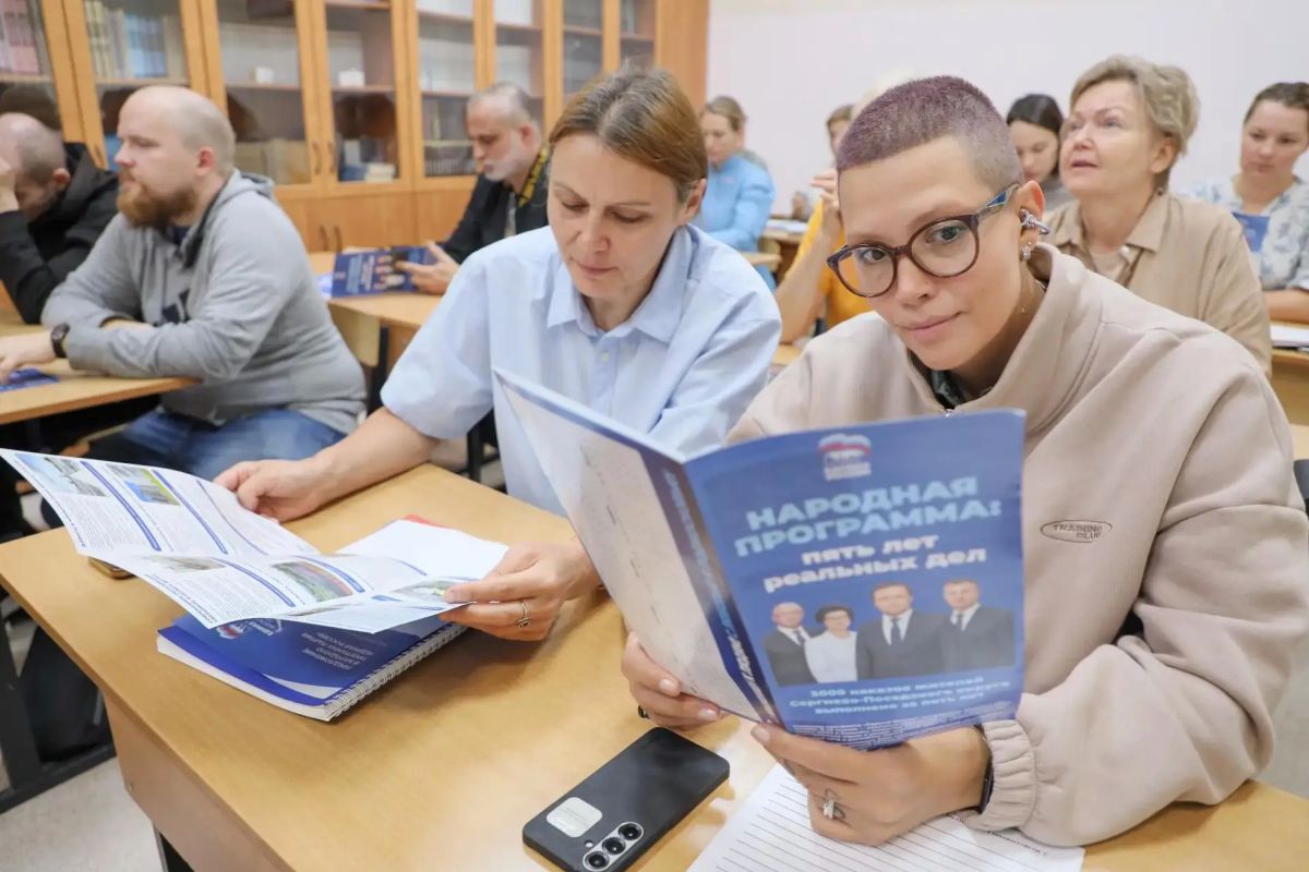 В преддверии Дня знаний депутаты окружного Совета Дмитрий Палагин и Павел Соломатин встретились с педагогическим коллективом гимназии им. И.Б. Ольбинского В преддверии Дня знаний депутаты окружного Совета Дмитрий Палагин и Павел Соломатин встретились с педагогическим коллективом гимназии им. И.Б. Ольбинского