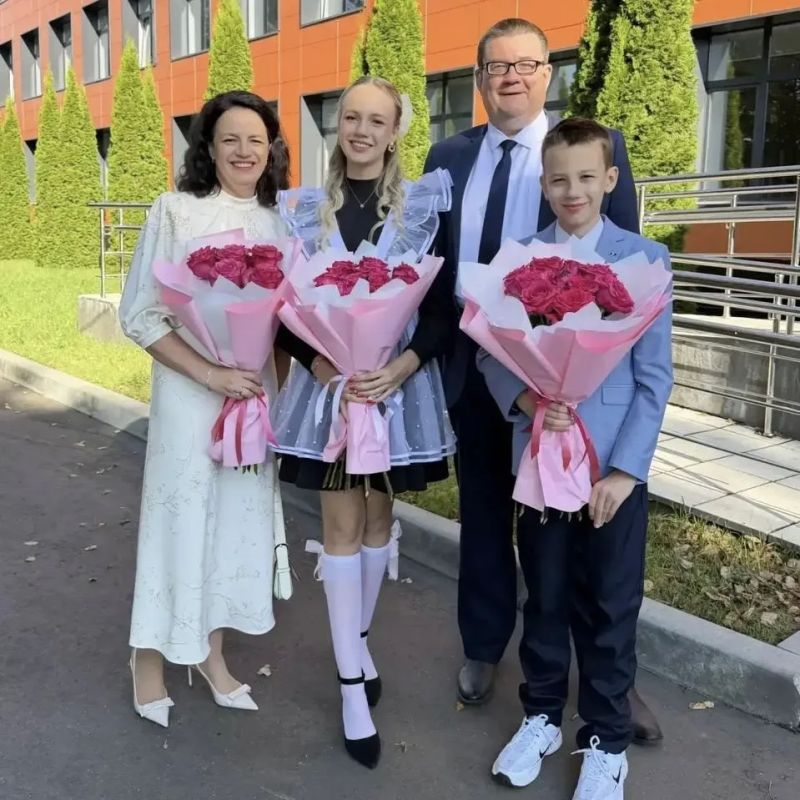 С Днём знаний!. Депутаты Мособлдумы сегодня вместе с школьниками, педагогами и родителями встретили начало нового учебного года С Днём знаний!. Депутаты Мособлдумы сегодня вместе с школьниками, педагогами и родителями встретили начало нового учебного года