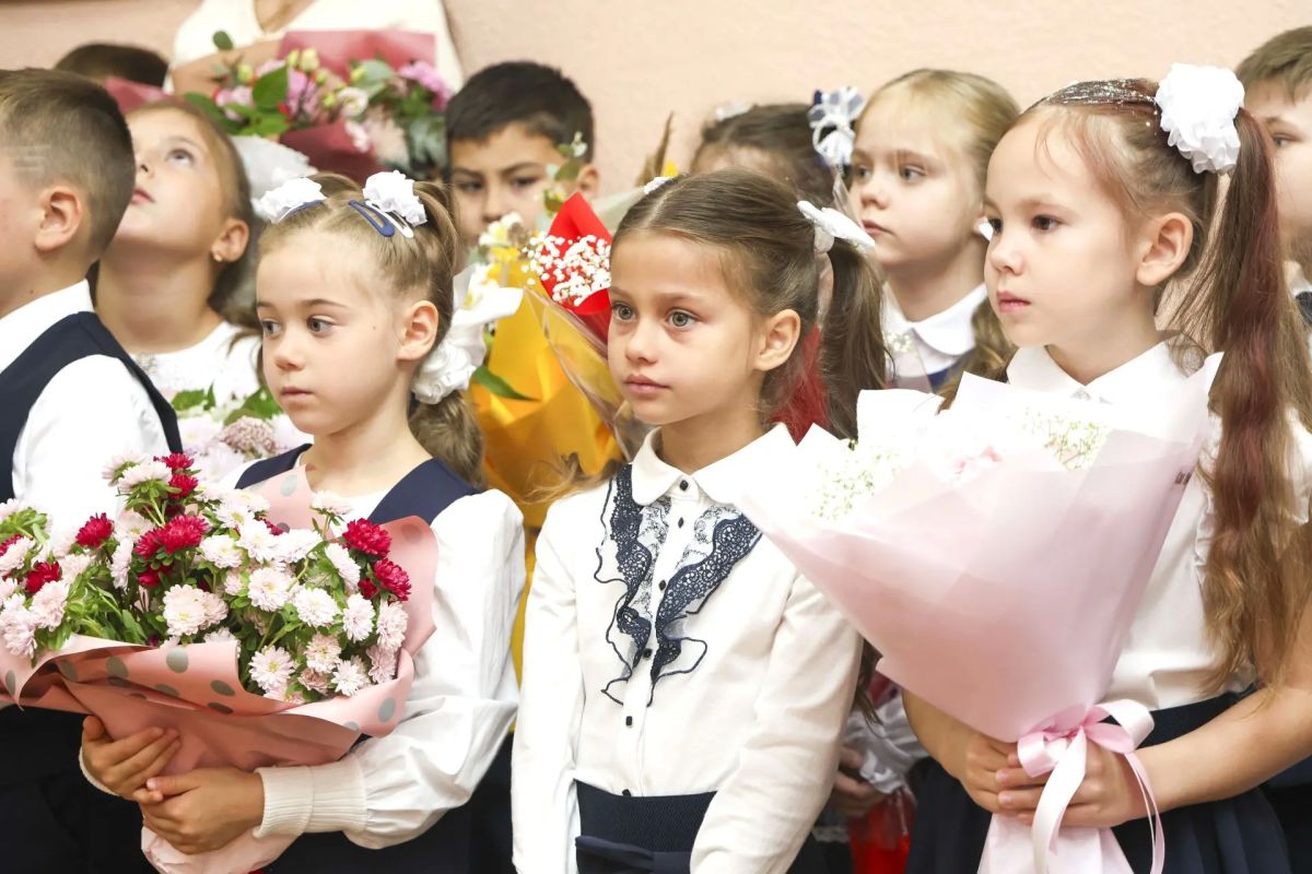 С 1 сентября!. 15, 5 тыс. школьников и более 1 200 студентов переступили сегодня порог образовательных учреждений Электростали С 1 сентября!. 15, 5 тыс. школьников и более 1 200 студентов переступили сегодня порог образовательных учреждений Электростали