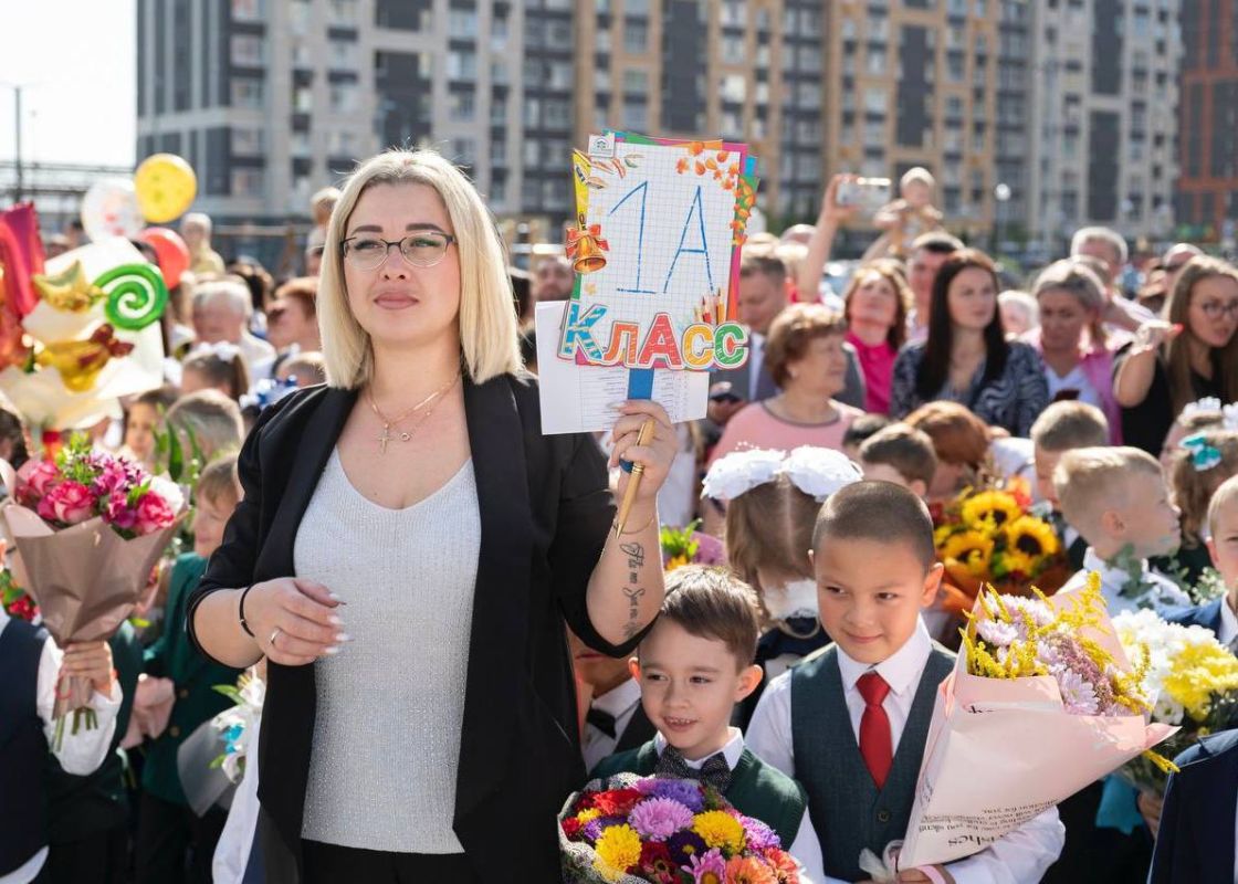 Николай Ханин: Сегодня во всех школах страны прозвенит первый звонок - он даст старт новому учебному году Николай Ханин: Сегодня во всех школах страны прозвенит первый звонок - он даст старт новому учебному году