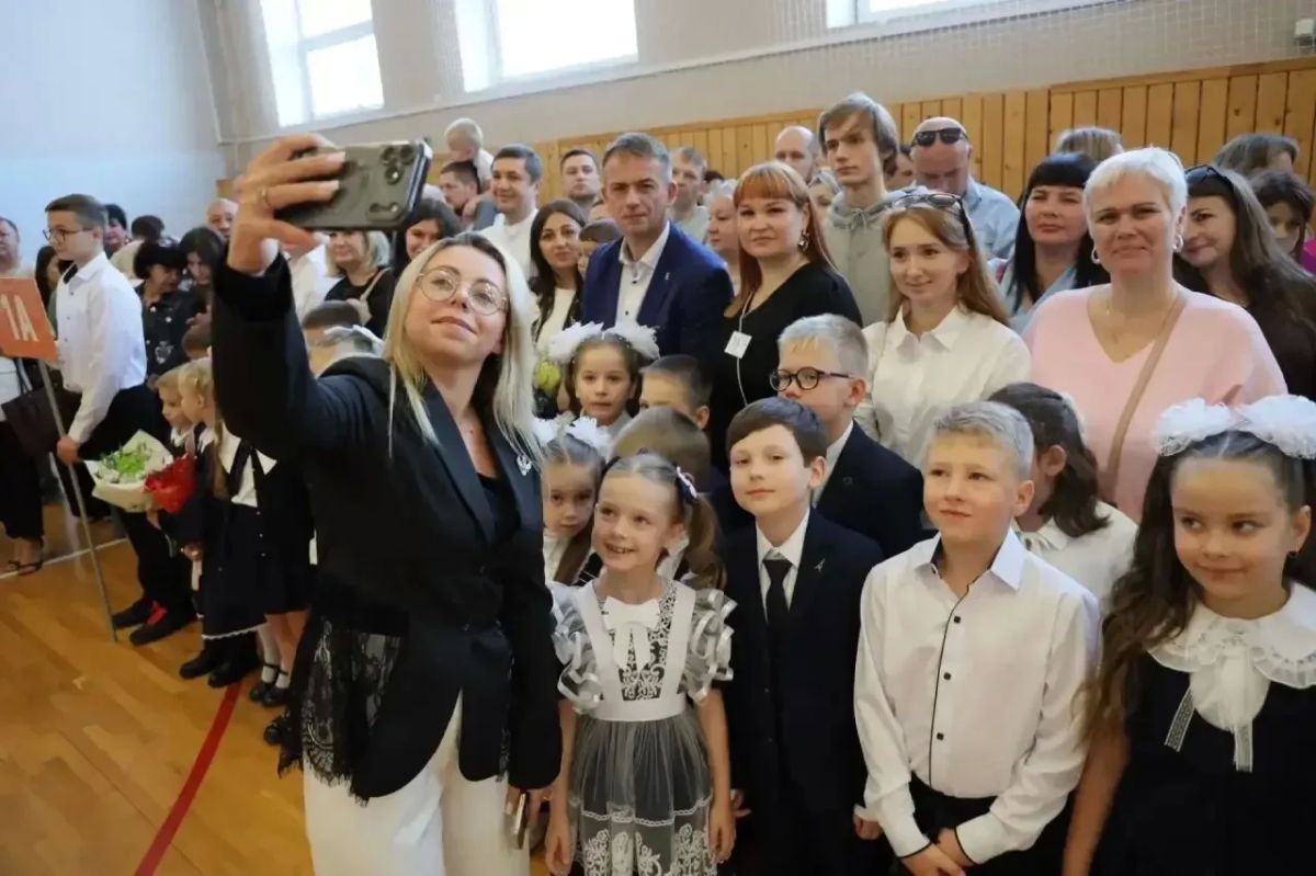 Каждый раз, присутствуя на торжественной линейке 1 сентября, с особым теплом вспоминаю свои школьные годы, которые прошли здесь, в родном Сергиевом Посаде Каждый раз, присутствуя на торжественной линейке 1 сентября, с особым теплом вспоминаю свои школьные годы, которые прошли здесь, в родном Сергиевом Посаде