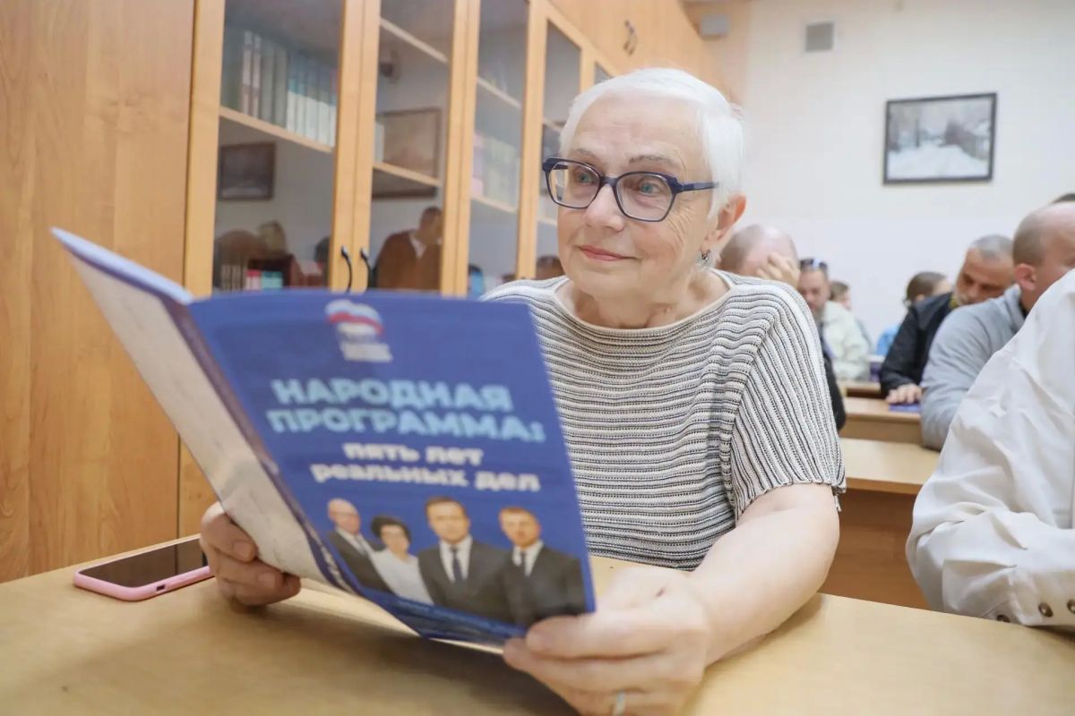 В преддверии Дня знаний депутаты окружного Совета Дмитрий Палагин и Павел Соломатин встретились с педагогическим коллективом гимназии им. И.Б. Ольбинского В преддверии Дня знаний депутаты окружного Совета Дмитрий Палагин и Павел Соломатин встретились с педагогическим коллективом гимназии им. И.Б. Ольбинского