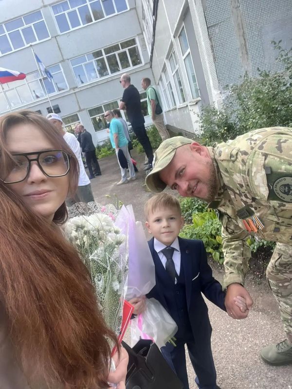 Сегодня в рамках акции «Быть рядом» члены Ассоциации ветеранов СВО Сергиево-Посадского городского округа проводили в школу детей наших погибших бойцов, которые впервые переступили школьный порог Сегодня в рамках акции «Быть рядом» члены Ассоциации ветеранов СВО Сергиево-Посадского городского округа проводили в школу детей наших погибших бойцов, которые впервые переступили школьный порог