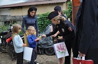 В Подольске полицейские и общественник присоединились к акции «Помоги пойти учиться» В Подольске полицейские и общественник присоединились к акции «Помоги пойти учиться»