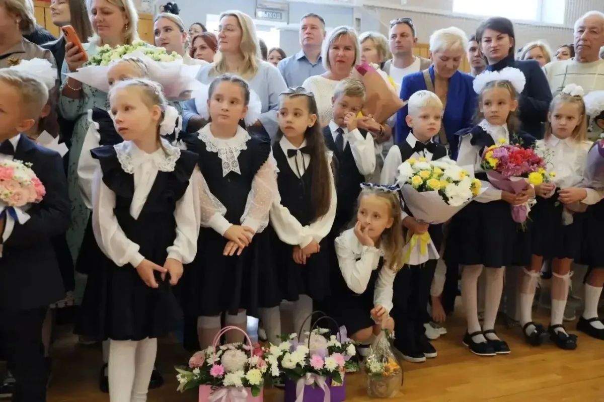 Каждый раз, присутствуя на торжественной линейке 1 сентября, с особым теплом вспоминаю свои школьные годы, которые прошли здесь, в родном Сергиевом Посаде Каждый раз, присутствуя на торжественной линейке 1 сентября, с особым теплом вспоминаю свои школьные годы, которые прошли здесь, в родном Сергиевом Посаде