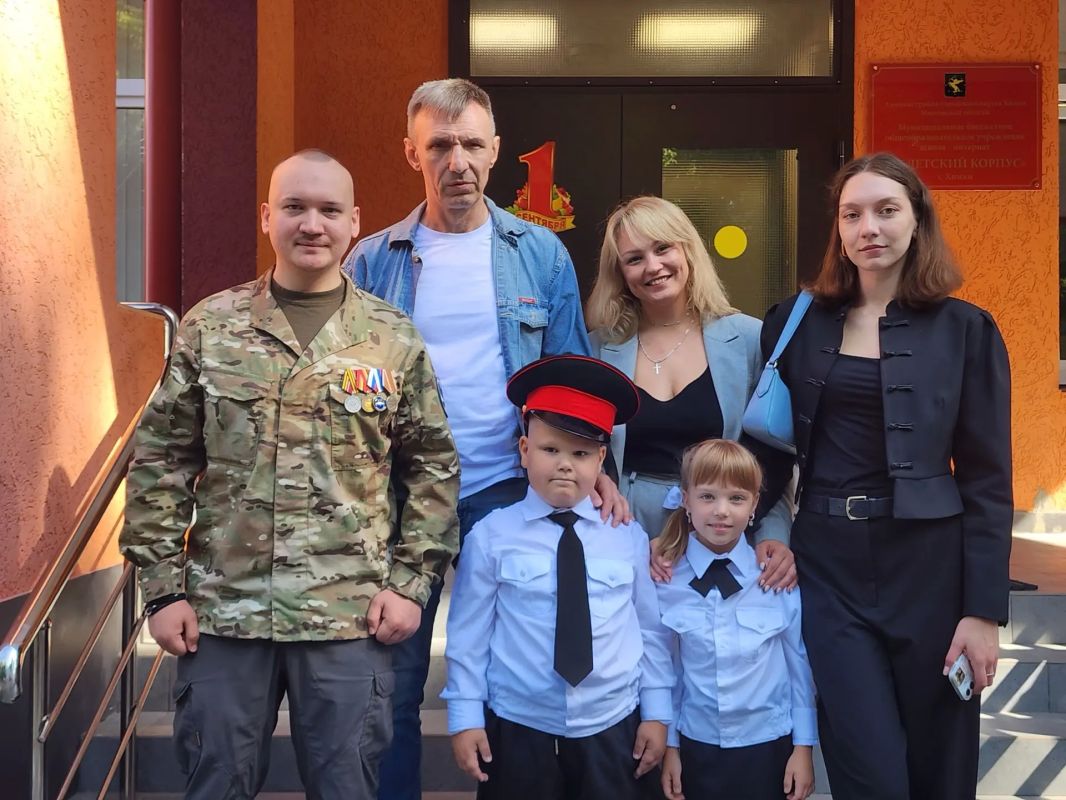 «В День знаний — быть рядом»: ветераны СВО проводили первоклассников в школы Химок «В День знаний — быть рядом»: ветераны СВО проводили первоклассников в школы Химок