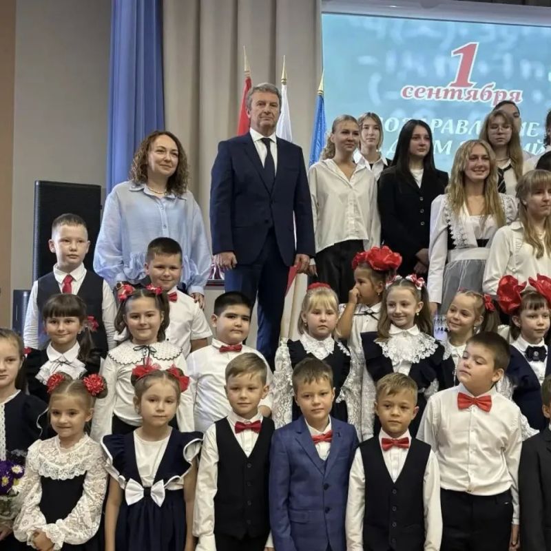 С Днём знаний!. Депутаты Мособлдумы сегодня вместе с школьниками, педагогами и родителями встретили начало нового учебного года С Днём знаний!. Депутаты Мособлдумы сегодня вместе с школьниками, педагогами и родителями встретили начало нового учебного года
