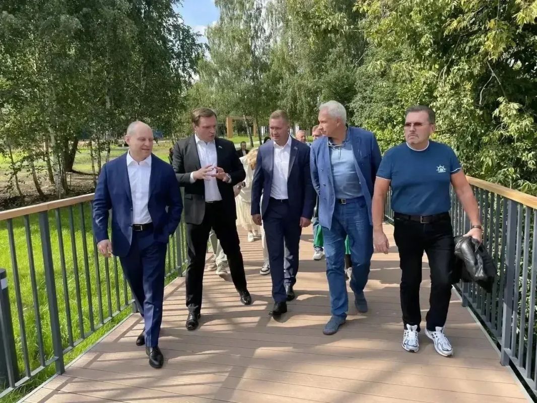 Финальная точка сегодняшней поездки в Ивантеевку — обновлённая зона отдыха на берегу реки Учи рядом со сквером на Рощинской улице Финальная точка сегодняшней поездки в Ивантеевку — обновлённая зона отдыха на берегу реки Учи рядом со сквером на Рощинской улице
