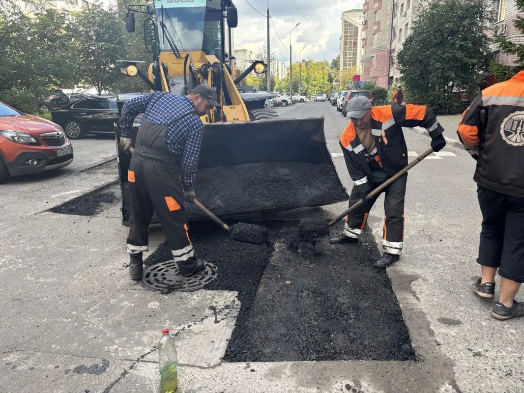 Сотрудники городского предприятия «Автобытдор» продолжают ремонт дорог Сотрудники городского предприятия «Автобытдор» продолжают ремонт дорог