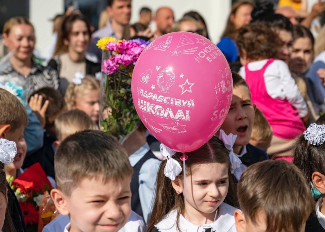 Николай Ханин: Сегодня во всех школах страны прозвенит первый звонок - он даст старт новому учебному году Николай Ханин: Сегодня во всех школах страны прозвенит первый звонок - он даст старт новому учебному году