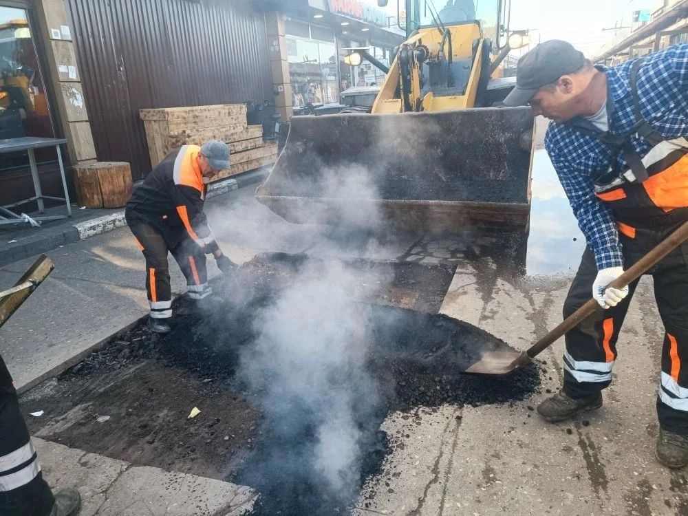 Сотрудники городского предприятия «Автобытдор» продолжают ремонт дорог Сотрудники городского предприятия «Автобытдор» продолжают ремонт дорог