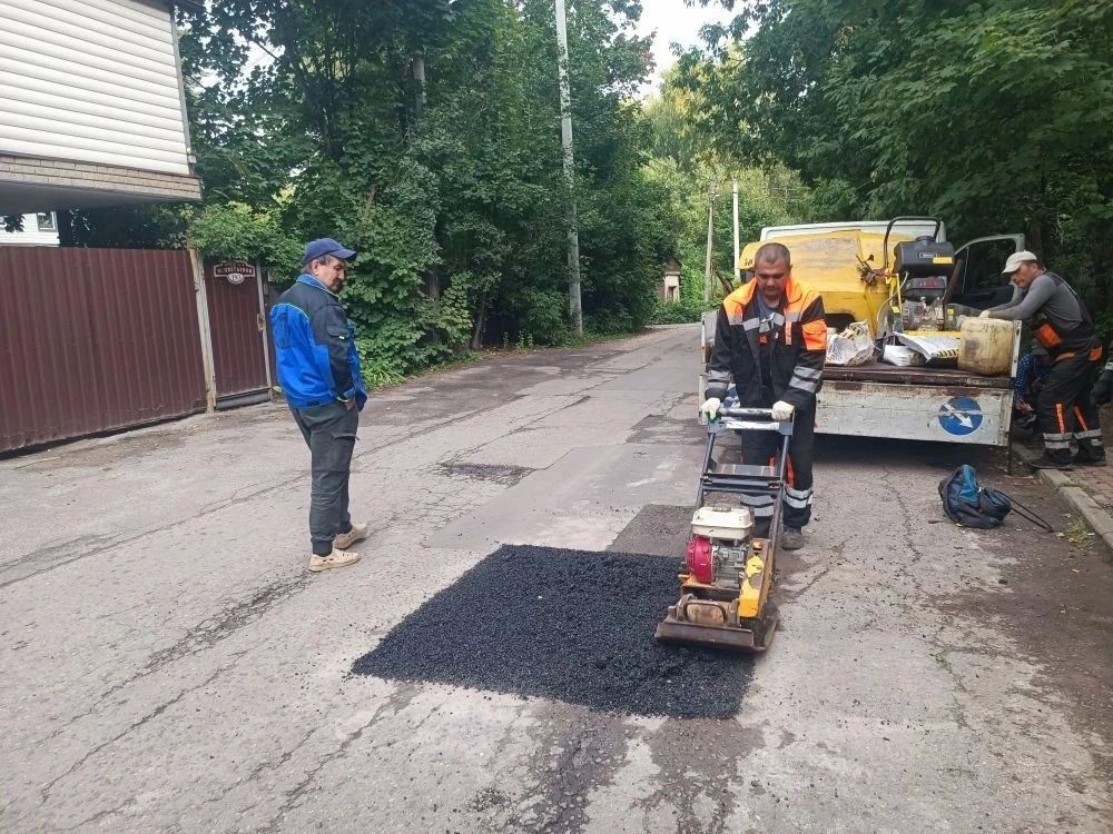 Сотрудники городского предприятия «Автобытдор» продолжают ремонт дорог Сотрудники городского предприятия «Автобытдор» продолжают ремонт дорог
