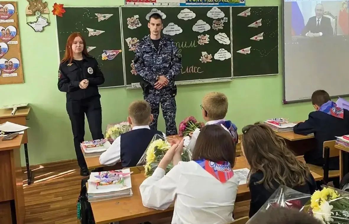 Росгвардейцы поздравили школьников с Днем знаний в Подмосковье Росгвардейцы поздравили школьников с Днем знаний в Подмосковье