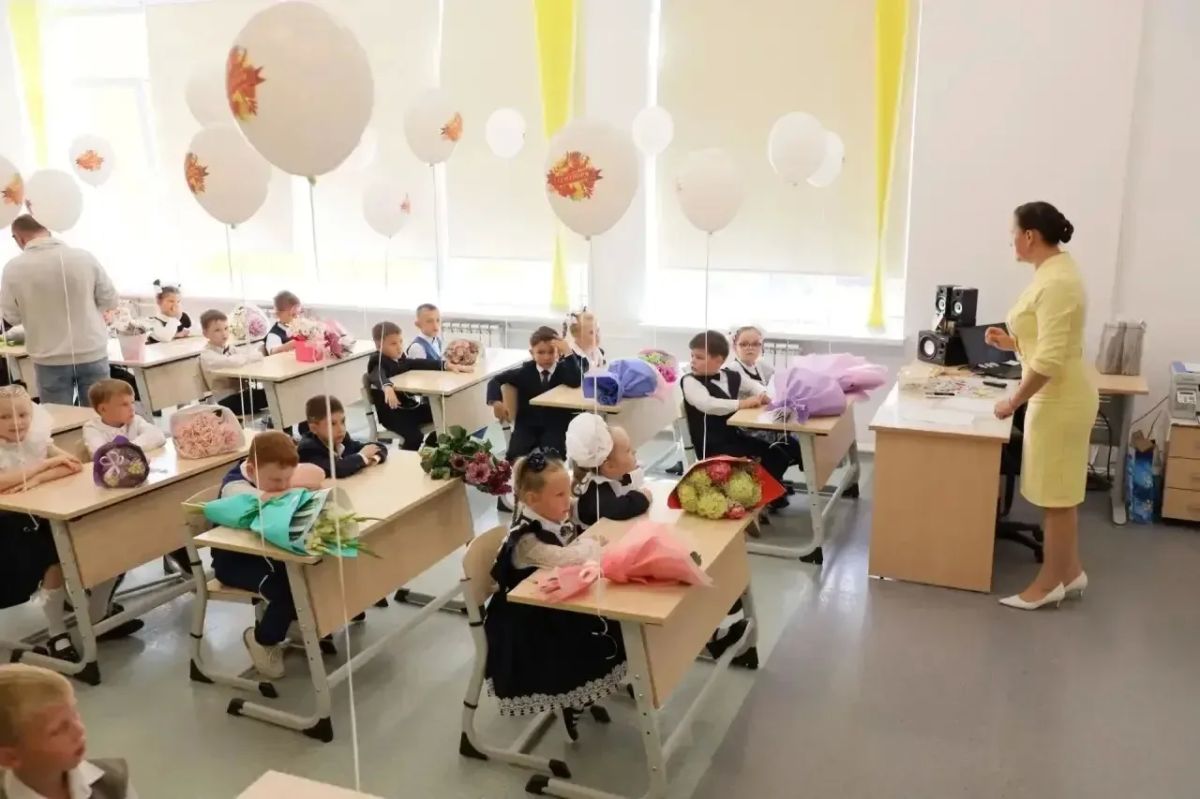 Каждый раз, присутствуя на торжественной линейке 1 сентября, с особым теплом вспоминаю свои школьные годы, которые прошли здесь, в родном Сергиевом Посаде Каждый раз, присутствуя на торжественной линейке 1 сентября, с особым теплом вспоминаю свои школьные годы, которые прошли здесь, в родном Сергиевом Посаде