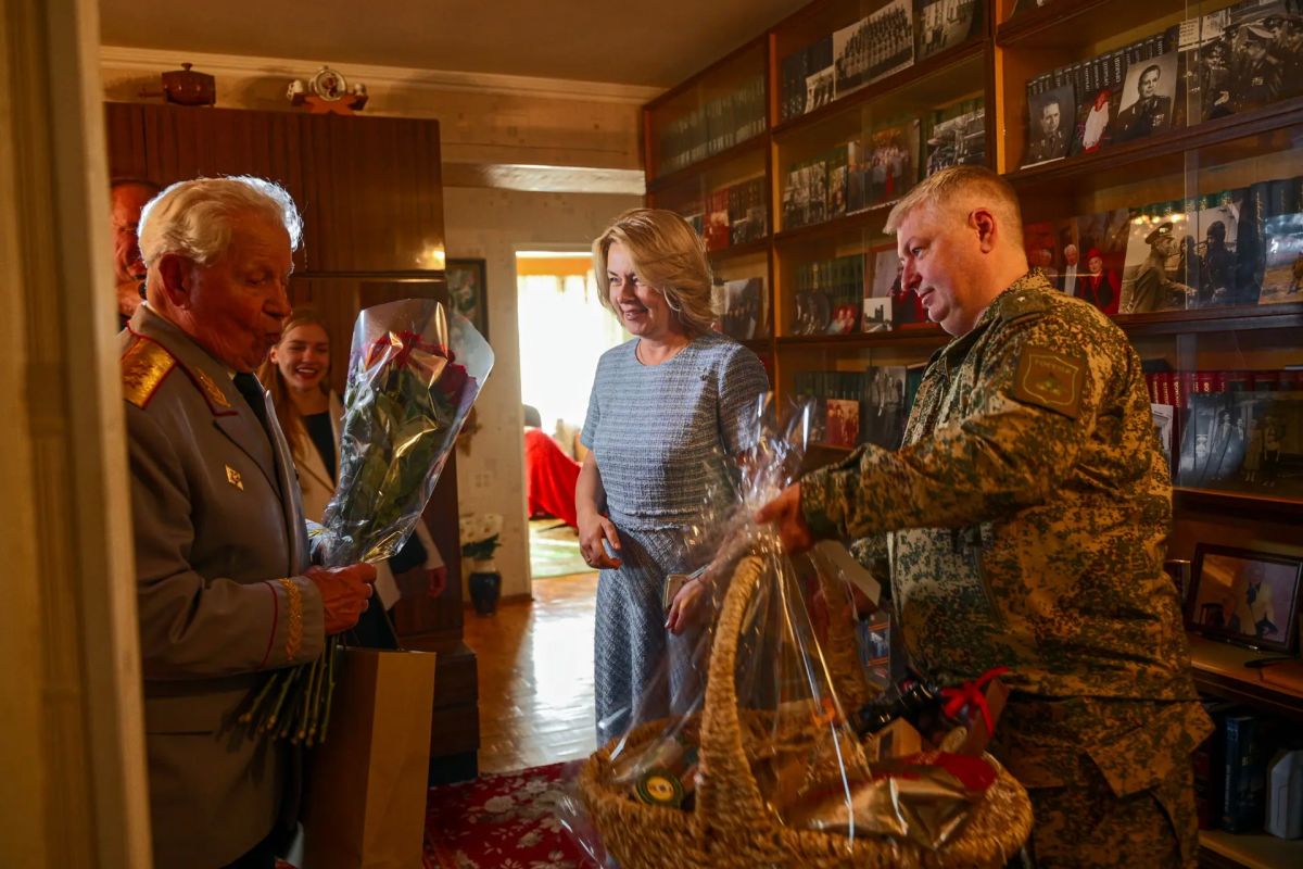 Сегодня 90-летний юбилей отмечает Иван Сергеевич Морозов – генерал-полковник, Почётный гражданин Домодедово и человек, к которому домодедовцы относятся с большим уважением Сегодня 90-летний юбилей отмечает Иван Сергеевич Морозов – генерал-полковник, Почётный гражданин Домодедово и человек, к которому домодедовцы относятся с большим уважением