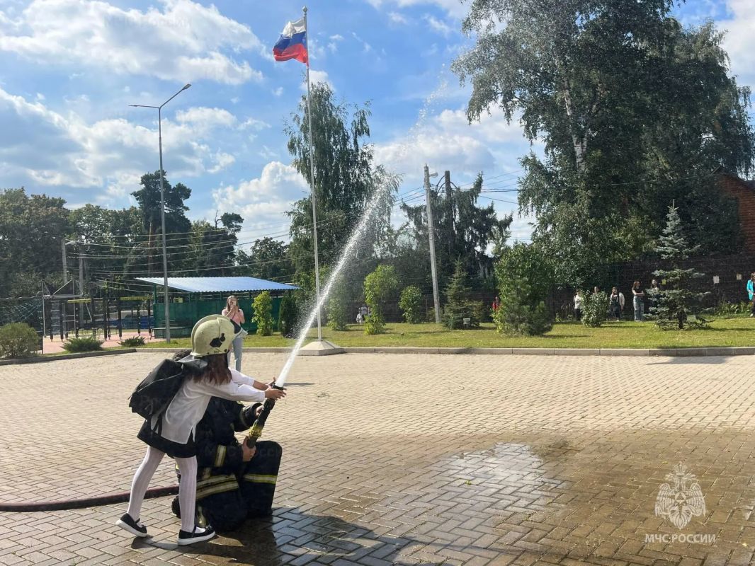 В Люберцах сотрудники МЧС России провели яркий день знаний для детей В Люберцах сотрудники МЧС России провели яркий день знаний для детей