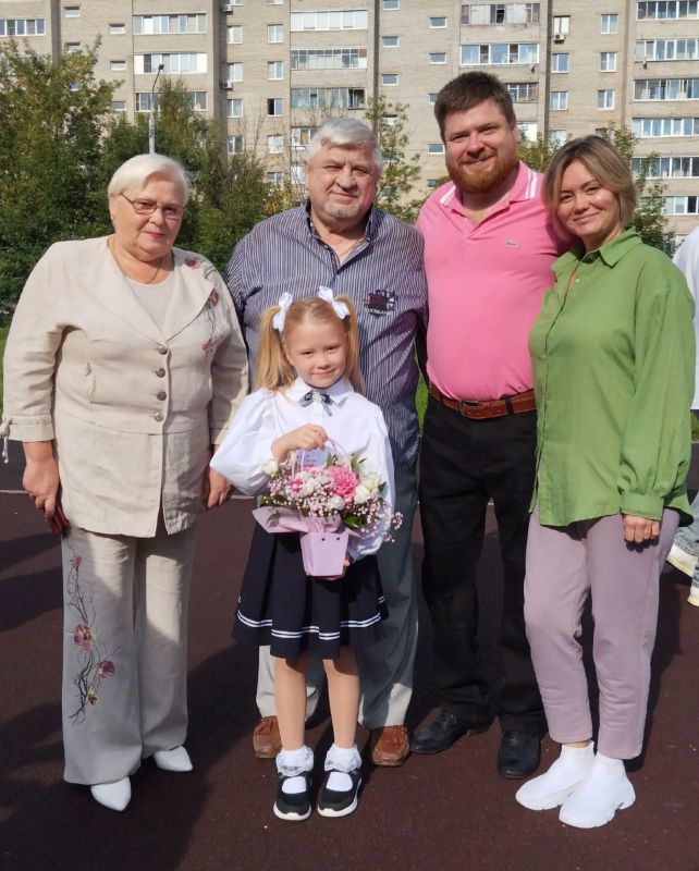 Сотни первоклассников вчера переступили пороги школ нашего округа! Сотни первоклассников вчера переступили пороги школ нашего округа!
