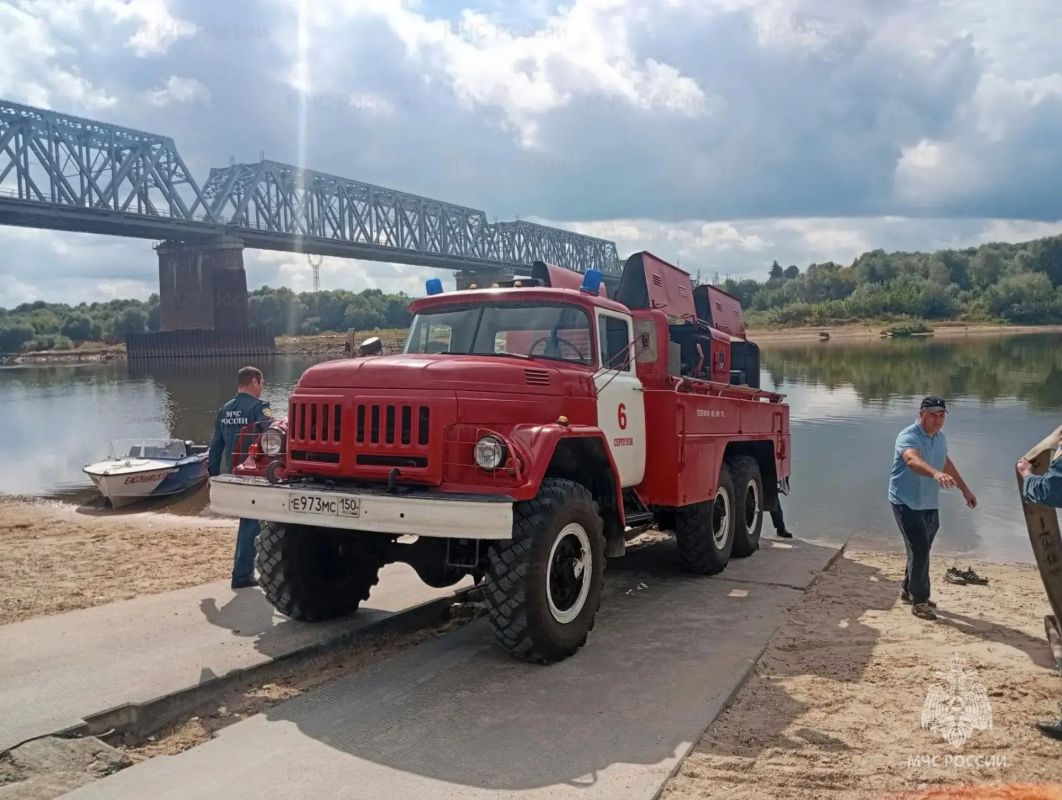 Серпуховские пожарные отработали навыки забора воды из открытых водоемов Серпуховские пожарные отработали навыки забора воды из открытых водоемов