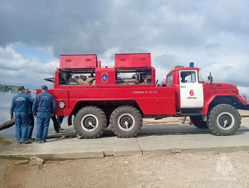 Серпуховские пожарные отработали навыки забора воды из открытых водоемов Серпуховские пожарные отработали навыки забора воды из открытых водоемов