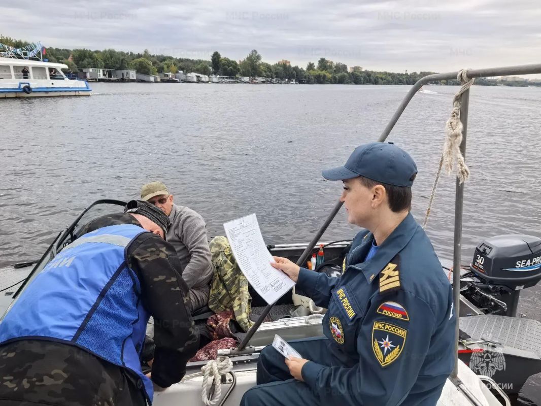 Инспекторы ГИМС контролируют ситуацию на водоемах Подмосковья Инспекторы ГИМС контролируют ситуацию на водоемах Подмосковья