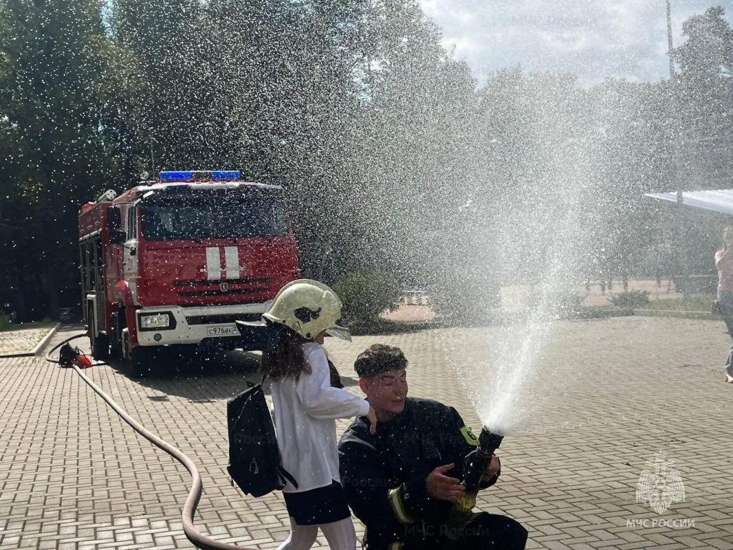 В Люберцах сотрудники МЧС России провели яркий день знаний для детей В Люберцах сотрудники МЧС России провели яркий день знаний для детей