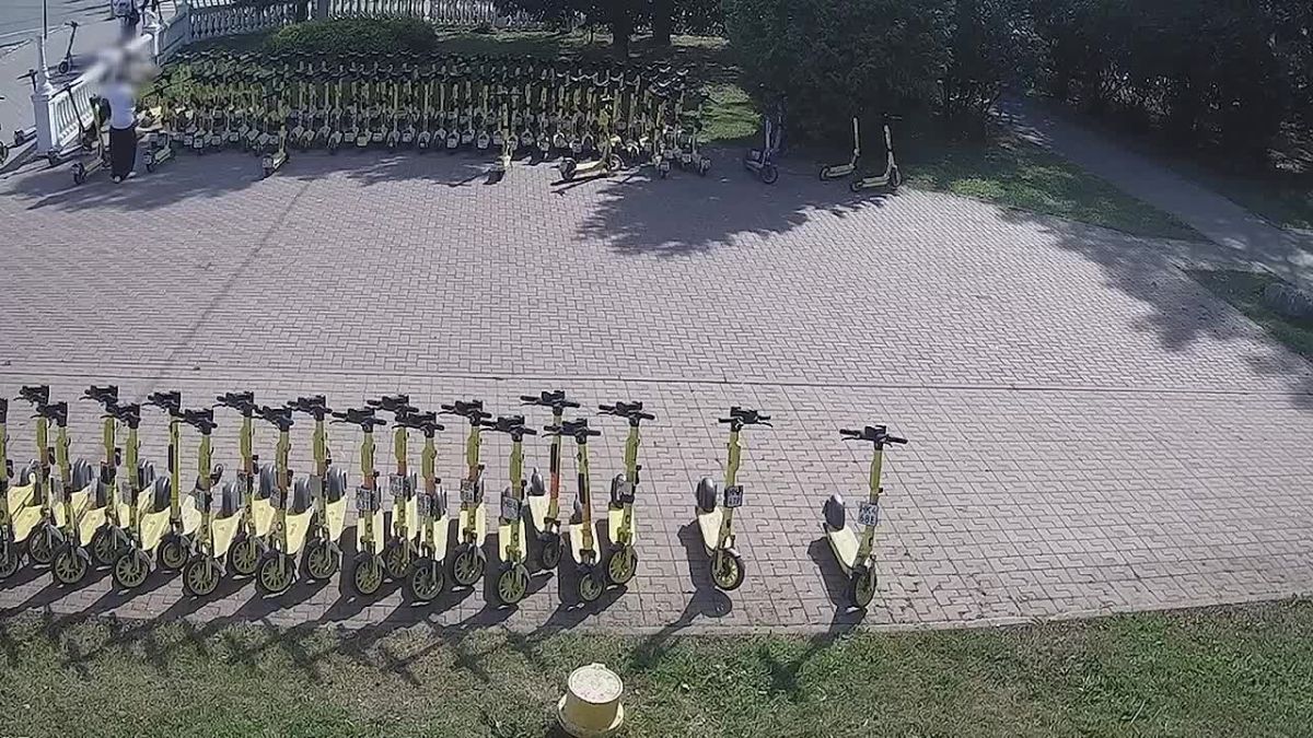 Вандализм ради лайков. На парковке электросамокатов у привокзальной площади Домодедово произошел возмутительный инцидент
