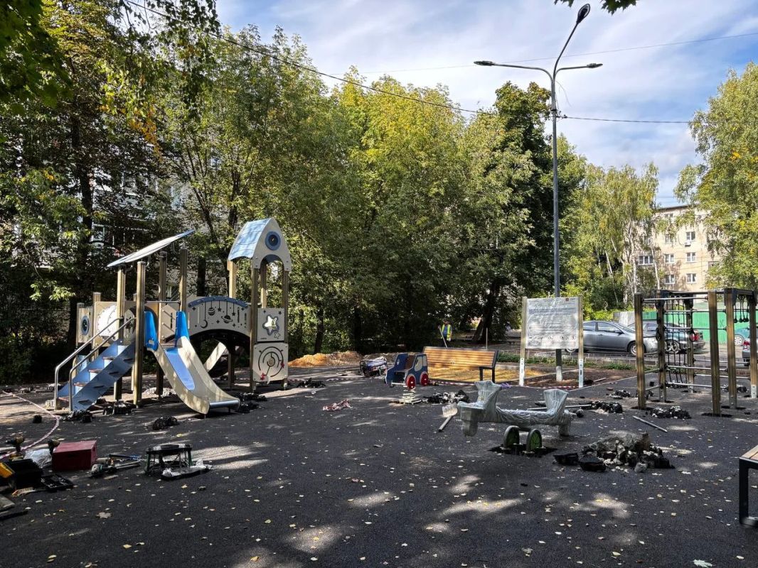 Модернизация детской площадки завершается в поселке Люберец