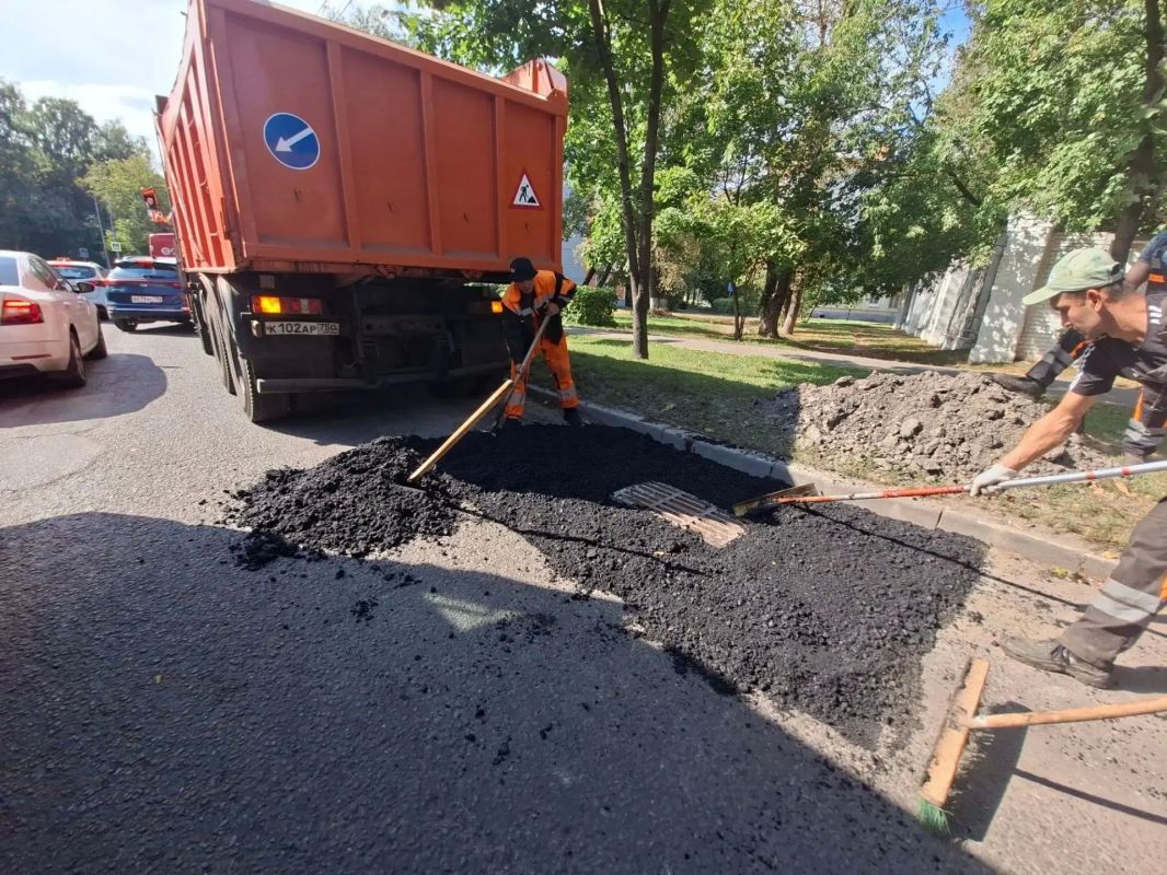 Сотрудники предприятия «Автобытдор» продолжают ежедневный ремонт дорог и дворовых проездов