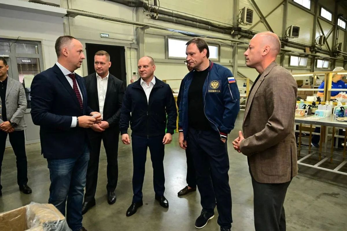 Максим Красноцветов: Сегодня вместе с депутатом Госдумы Сергеем Пахомовым посетили новую производственную площадку группы компаний «Пластик Он Лайн» в Лепешках, встретились с генеральным директором Дмитрием Кульковым и... Максим Красноцветов: Сегодня вместе с депутатом Госдумы Сергеем Пахомовым посетили новую производственную площадку группы компаний «Пластик Он Лайн» в Лепешках, встретились с генеральным директором Дмитрием Кульковым и...