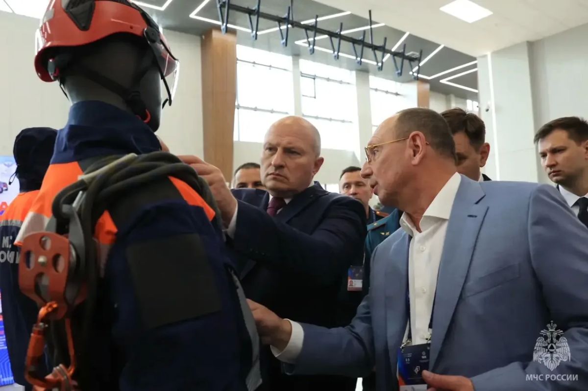 Глава МЧС России ознакомился с передовыми разработками подведомственных организаций и предприятий Московской области на «Комплексной безопасности» Глава МЧС России ознакомился с передовыми разработками подведомственных организаций и предприятий Московской области на «Комплексной безопасности»