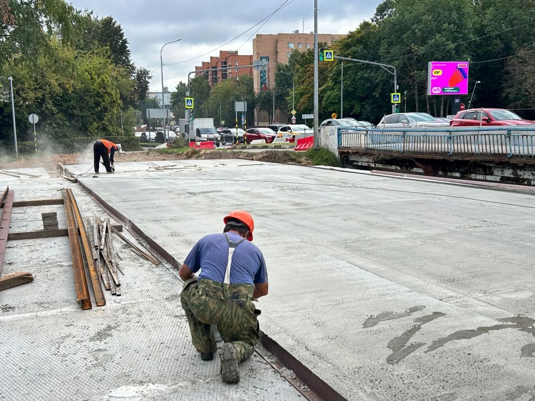 В Королёве завершается монтаж временного моста через Акуловский водоканал В Королёве завершается монтаж временного моста через Акуловский водоканал