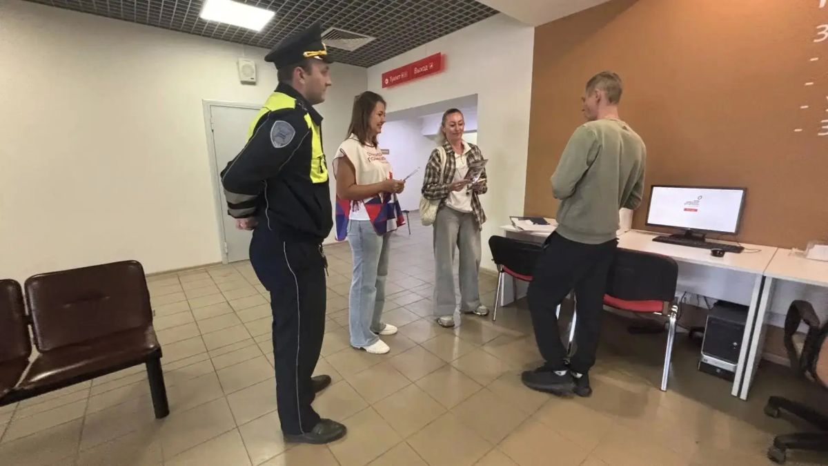 Сотрудники Госавтоинспекции Серпухова проводят профилактические мероприятия с жителями города Сотрудники Госавтоинспекции Серпухова проводят профилактические мероприятия с жителями города