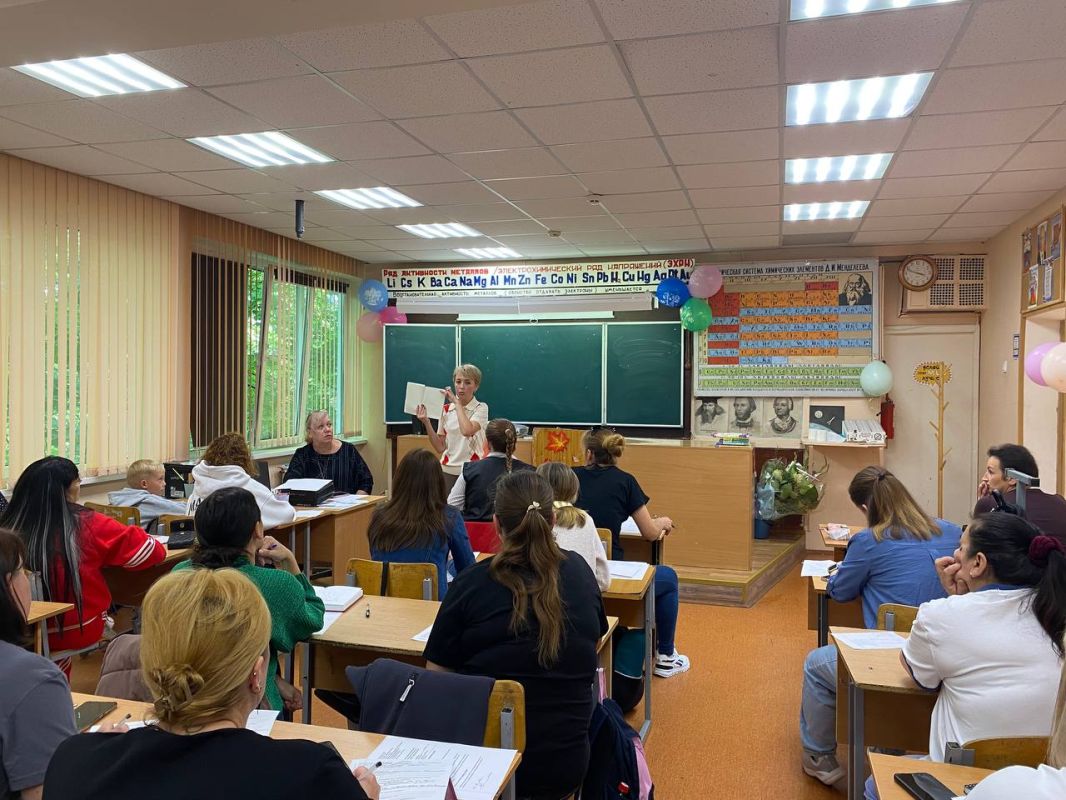 РОДИТЕЛЬСКОЕ СОБРАНИЕ. 3 сентября в нашей школе прошли родительские собрания для родителей учащихся РОДИТЕЛЬСКОЕ СОБРАНИЕ. 3 сентября в нашей школе прошли родительские собрания для родителей учащихся