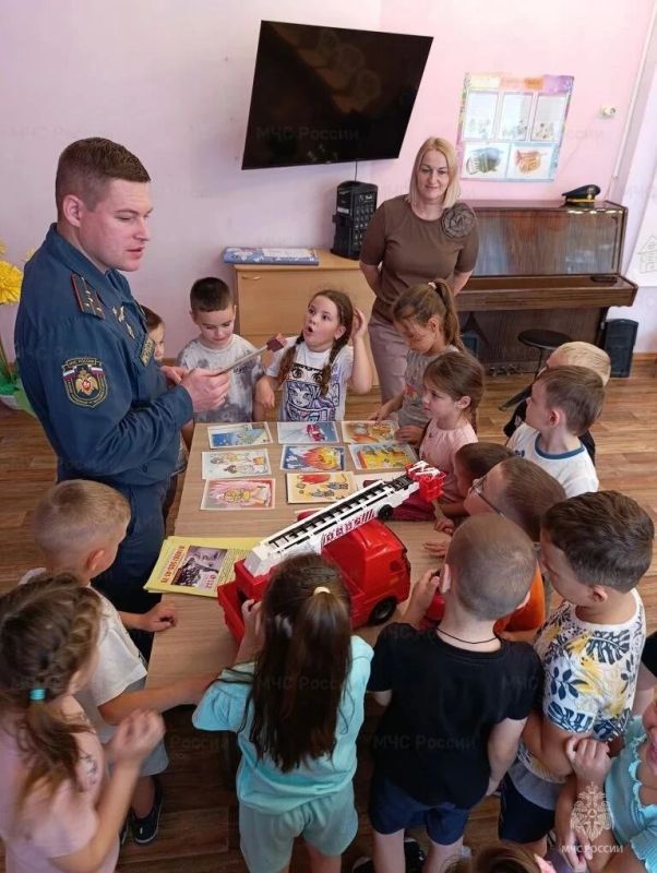 В Зарайске сотрудники МЧС России провели занятия с дошкольниками В Зарайске сотрудники МЧС России провели занятия с дошкольниками