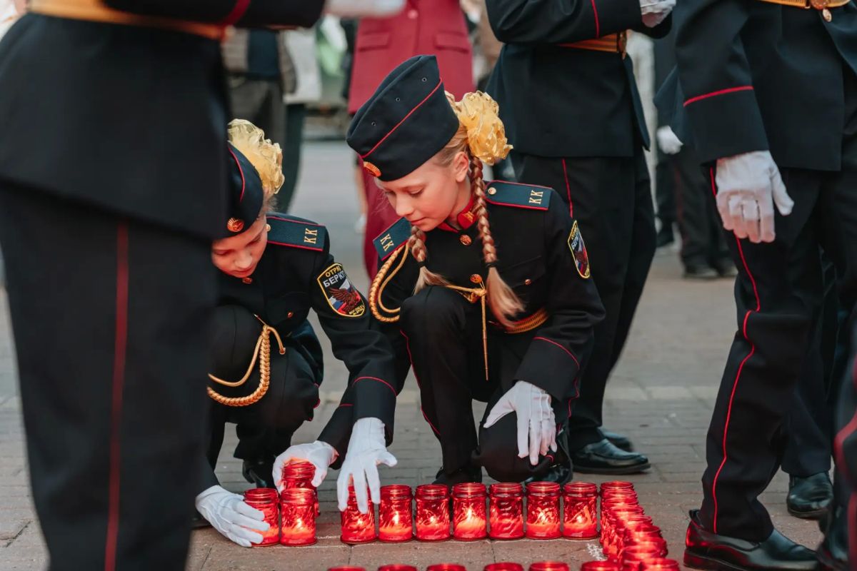 Раменская молодёжь выложила композицию из свечей в День солидарности в борьбе с терроризмом Раменская молодёжь выложила композицию из свечей в День солидарности в борьбе с терроризмом