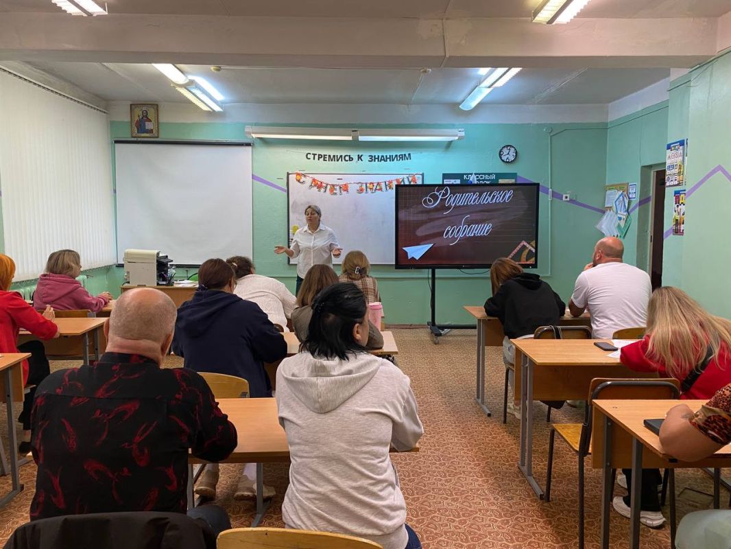 РОДИТЕЛЬСКОЕ СОБРАНИЕ. 3 сентября в нашей школе прошли родительские собрания для родителей учащихся РОДИТЕЛЬСКОЕ СОБРАНИЕ. 3 сентября в нашей школе прошли родительские собрания для родителей учащихся