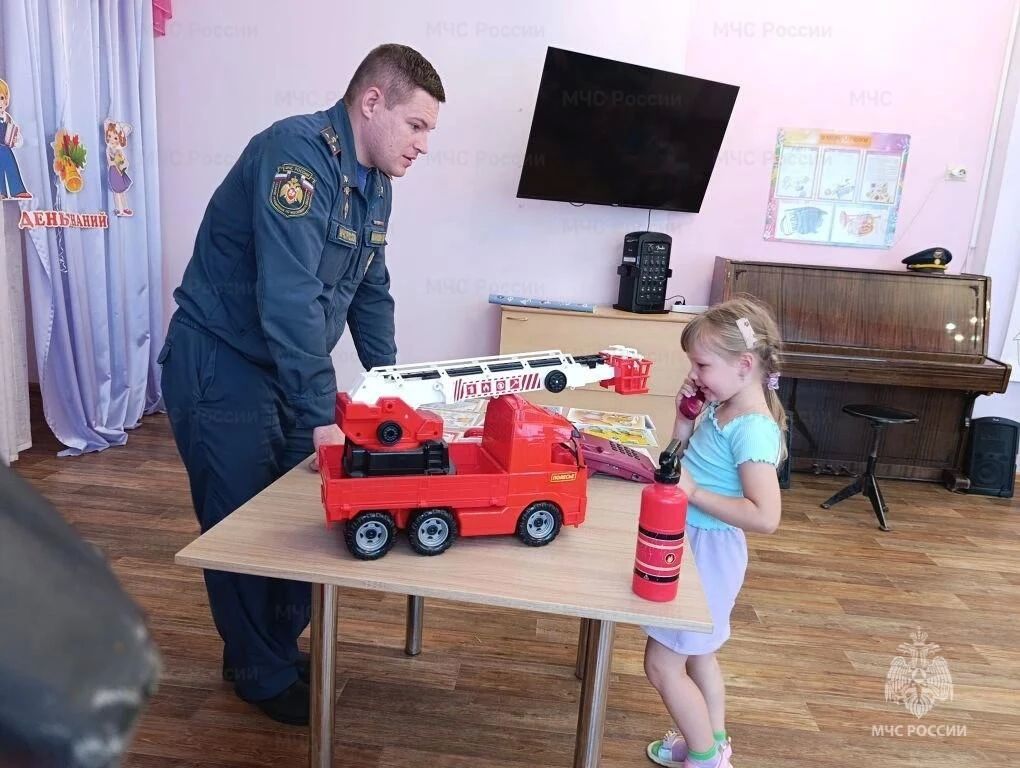 В Зарайске сотрудники МЧС России провели занятия с дошкольниками В Зарайске сотрудники МЧС России провели занятия с дошкольниками